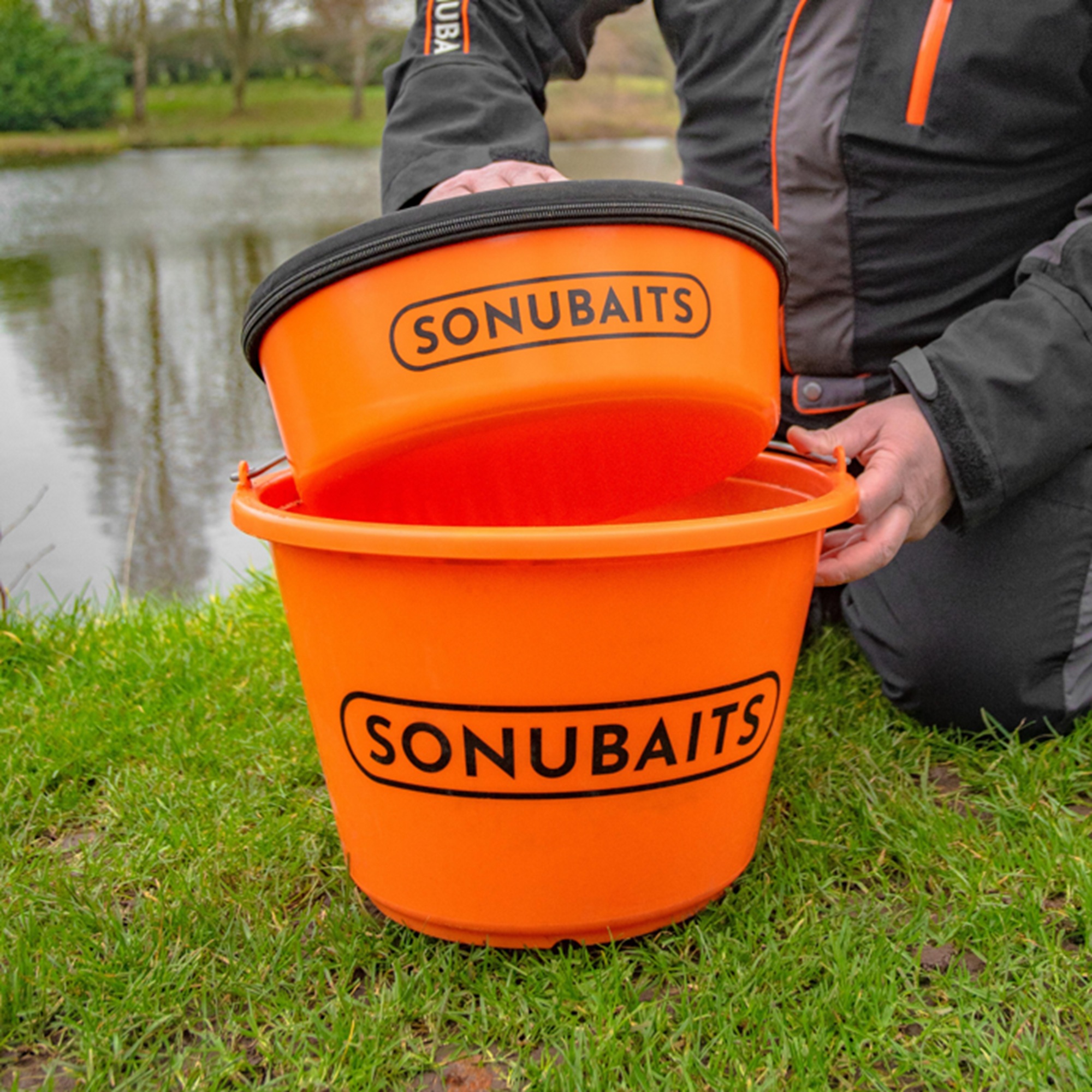 Bacinella con coperchio Eva SONUBAITS (10 lt) - immagine 3