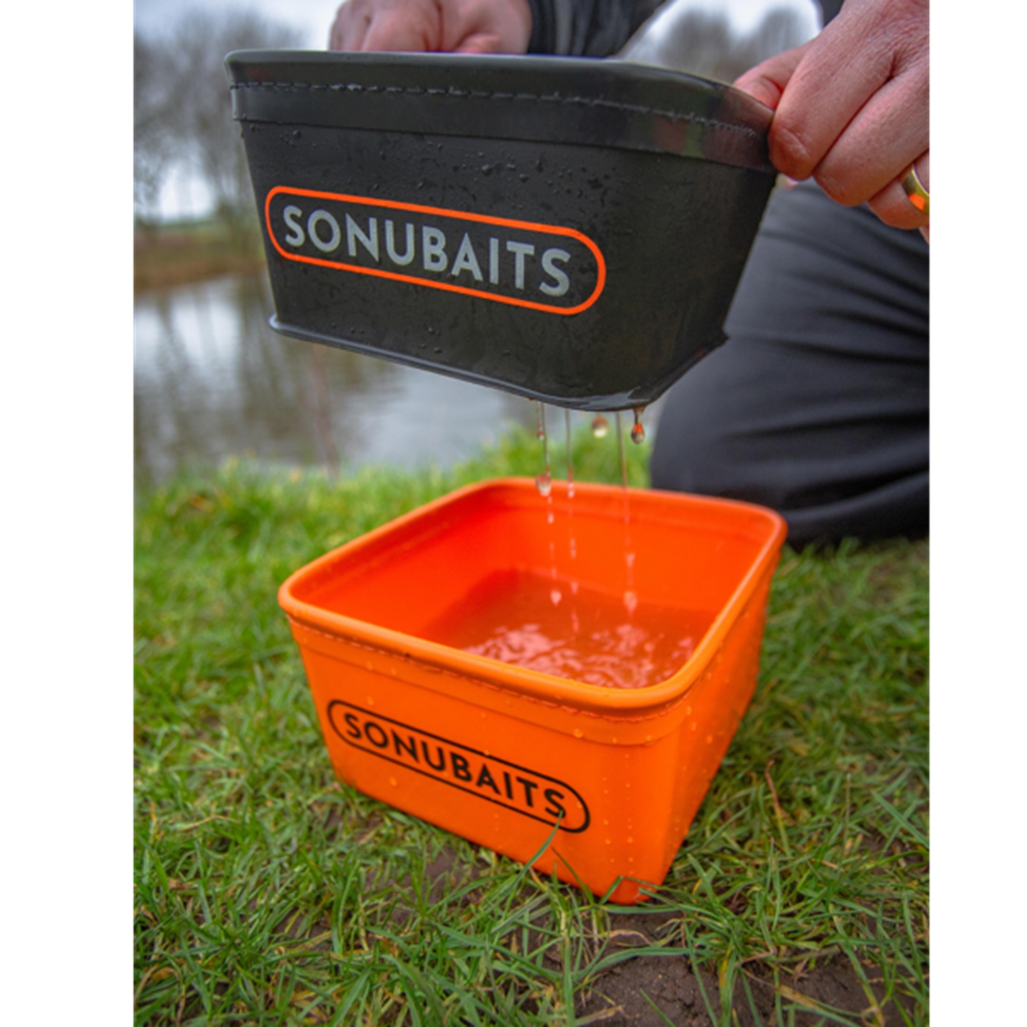 Set contenitore + settaccio Bait Tub & Strainer Set Eva SONUBAITS (Medium / 3litri) - immagine 3