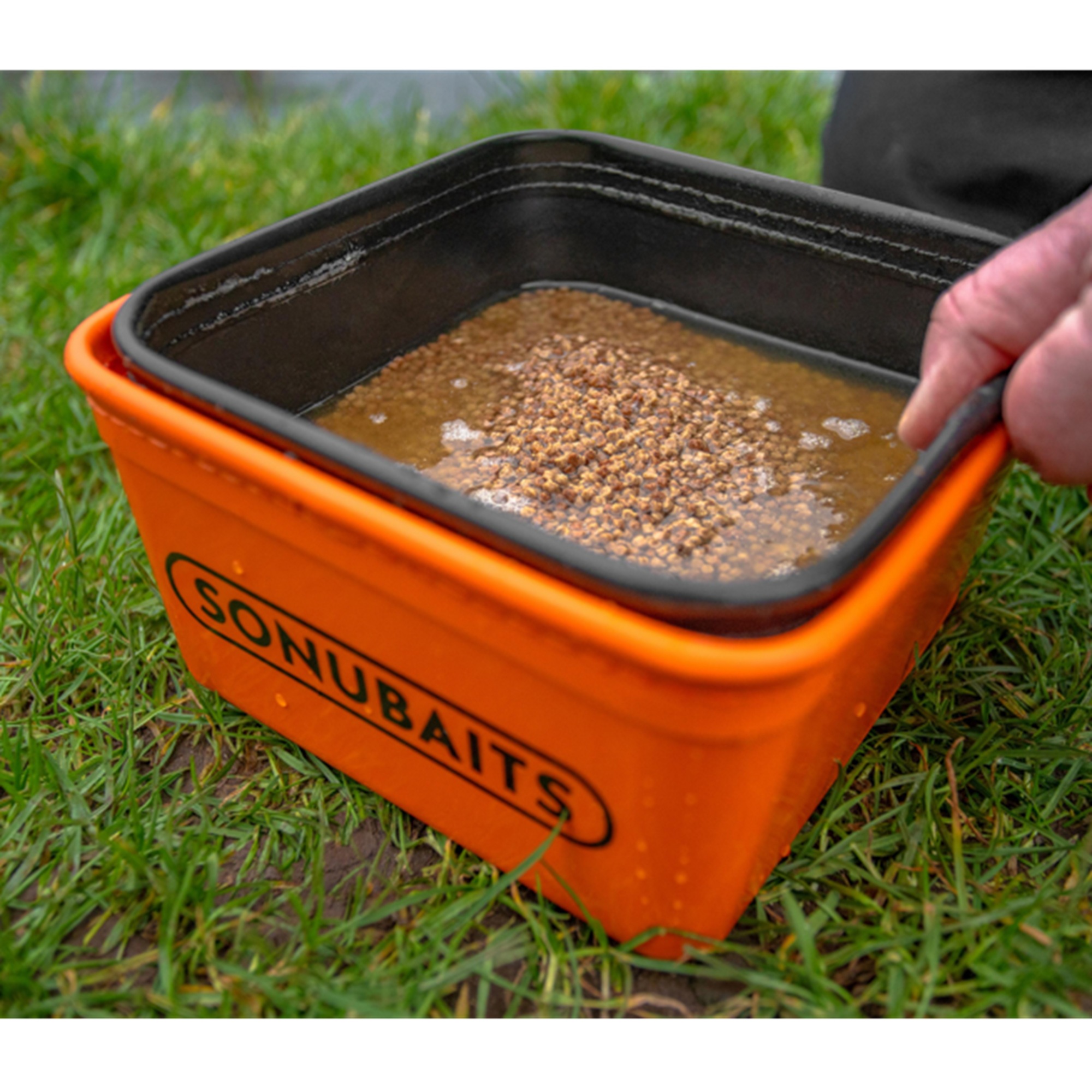 Set contenitore + settaccio Bait Tub & Strainer Set Eva SONUBAITS (Medium / 3litri) - immagine 4