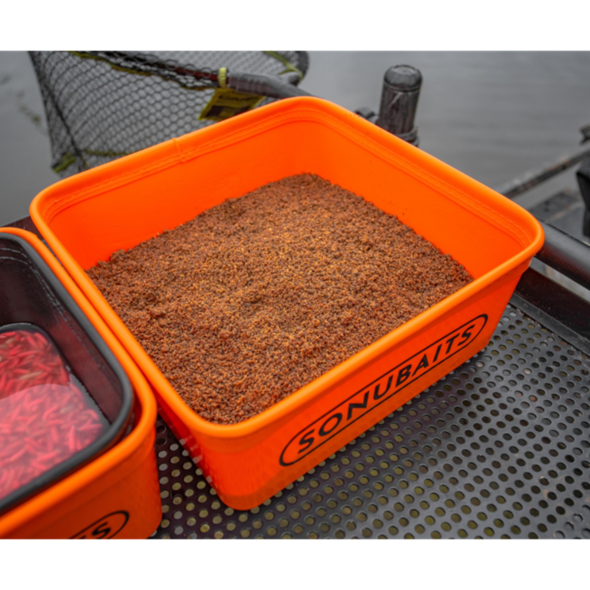 Set contenitore + settaccio Bait Tub & Strainer Set Eva SONUBAITS (Medium / 3litri) - immagine 5